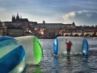 Dévaler une pente dans une bulle en plastique